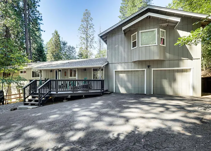 Arnold Family Cabin W/ Hot Tub, Arcade & Deck