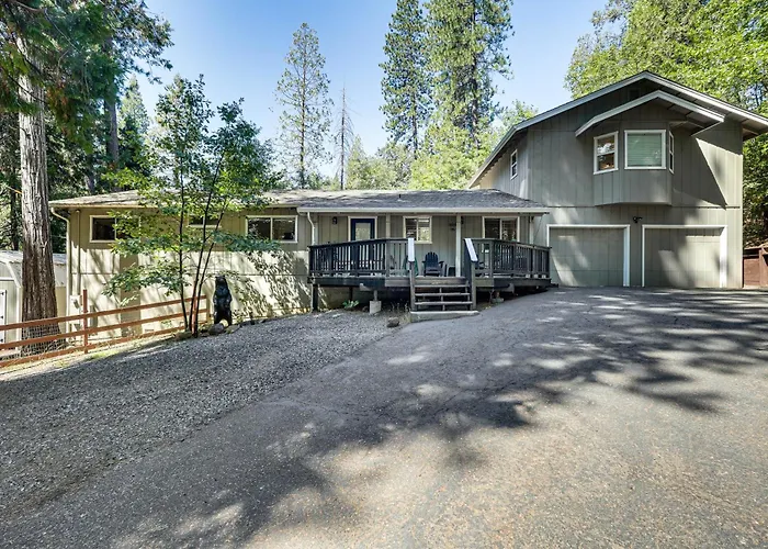Arnold Family Cabin W/ Hot Tub, Arcade & Deck