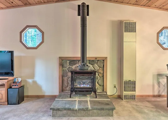 4 Mi To Big Tree State Park: Serene Cabin W/ Deck